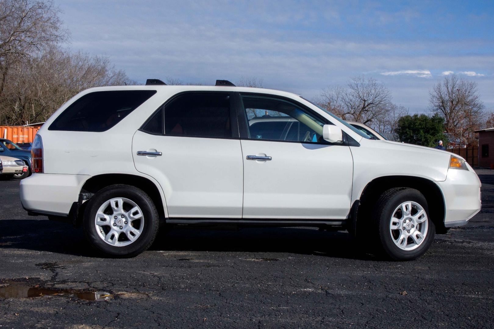 2005 WHITE ACURA MDX Touring with Navigation System (2HNYD18805H) with an 3.5L V6 SOHC 24V engine, 5-SPEED AUTOMATIC transmission, located at 420 E. Kingsbury St., Seguin, TX, 78155, (830) 401-0495, 29.581060, -97.961647 - Photo#3